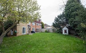 Large 4 Bed House Near River Thames